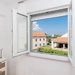 East Side Deluxe Apartment