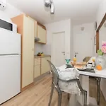 East Side Deluxe Apartment *